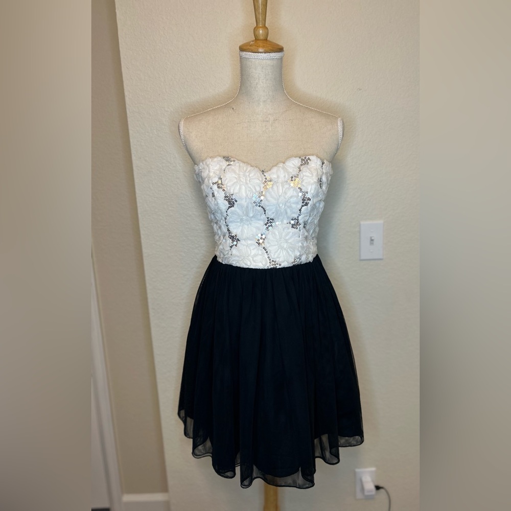 woman’s speechless size 9 mini dress white and black